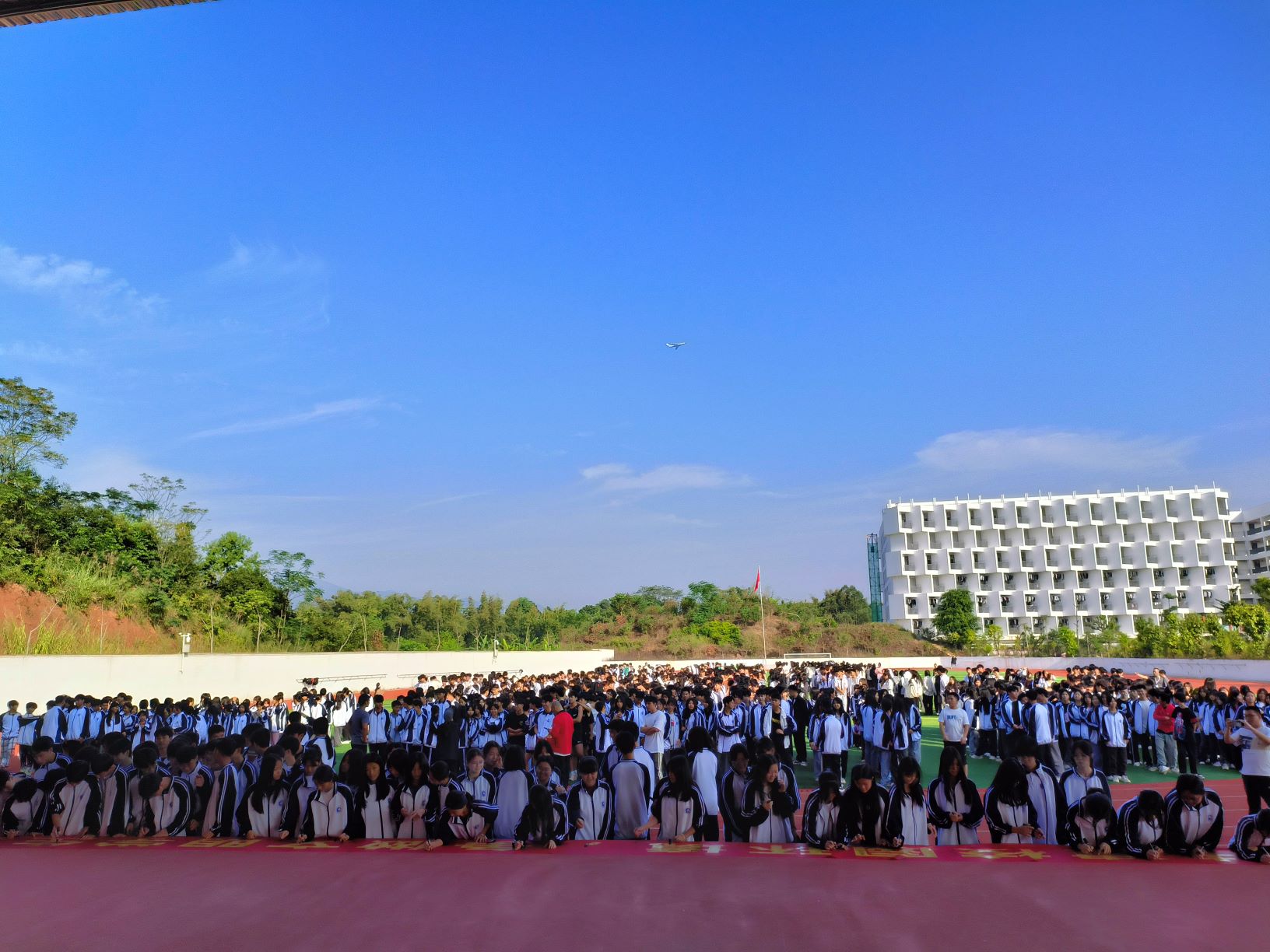 华体会网页版-华体会网页版（中国）开展＂爱护校园环境，共建文明校园＂主题活动签名仪式