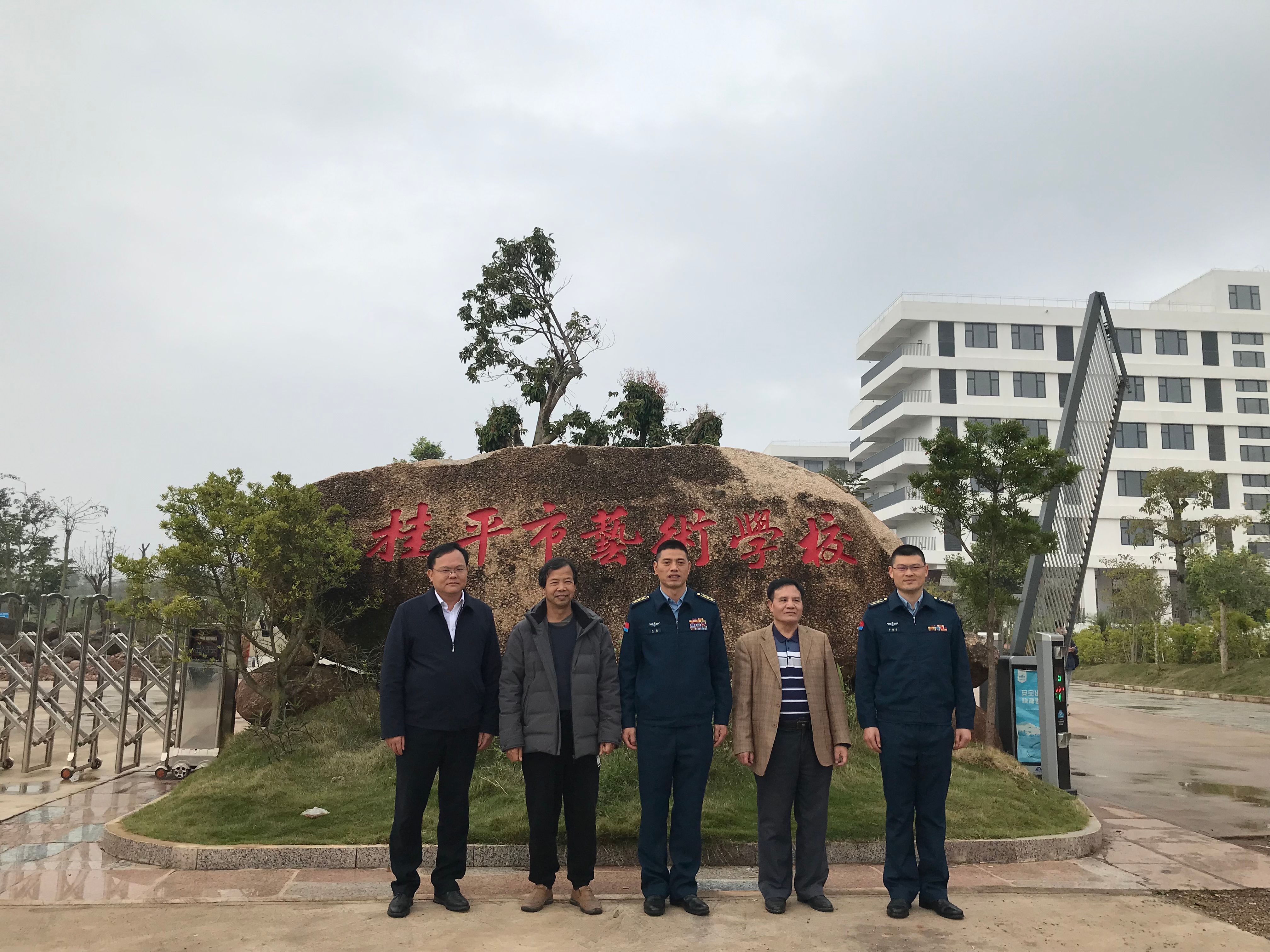 部队首长到我校指导工作丨 华体会网页版-华体会网页版（中国）  丨一方水土养育一代人。军民鱼水情，让我们的家园充满阳光、充满生机、充满希望！